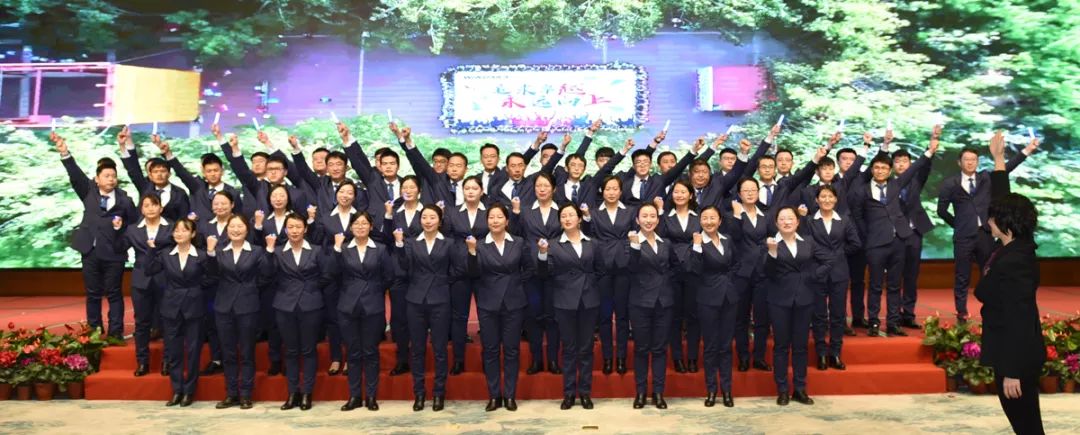忘我拼搏，相信我們會(huì)創(chuàng)造奇跡！