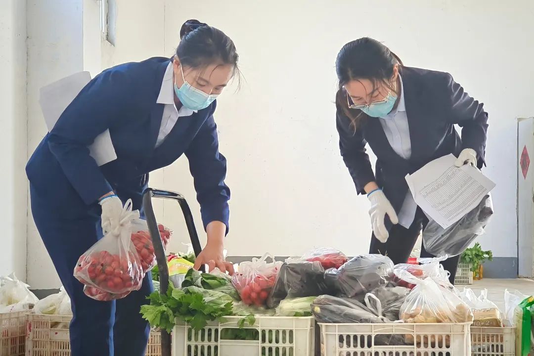 同心戰(zhàn)疫，我們?cè)谝黄穑? ></div>
        <div   id=